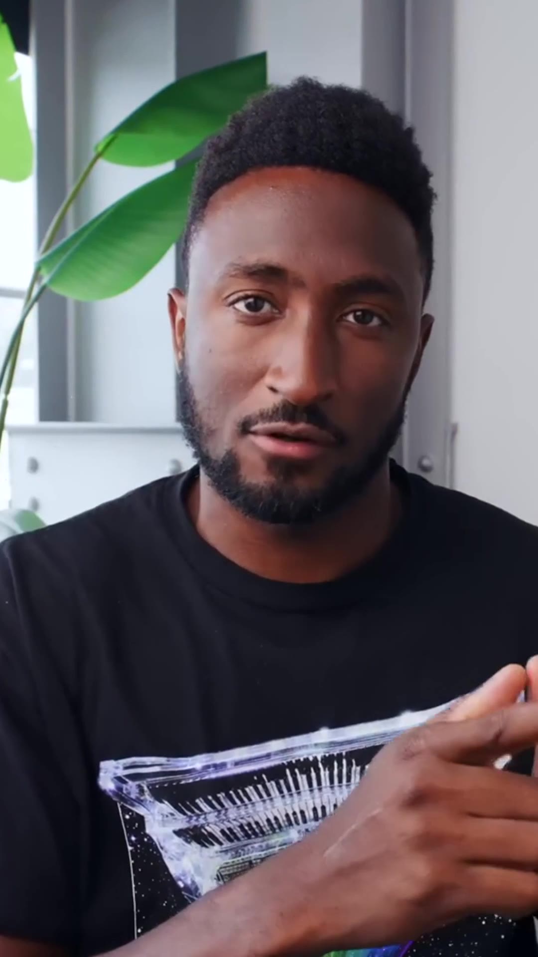 The Most Interesting Displays In The World! - Marques Brownlee (1080p, h264)